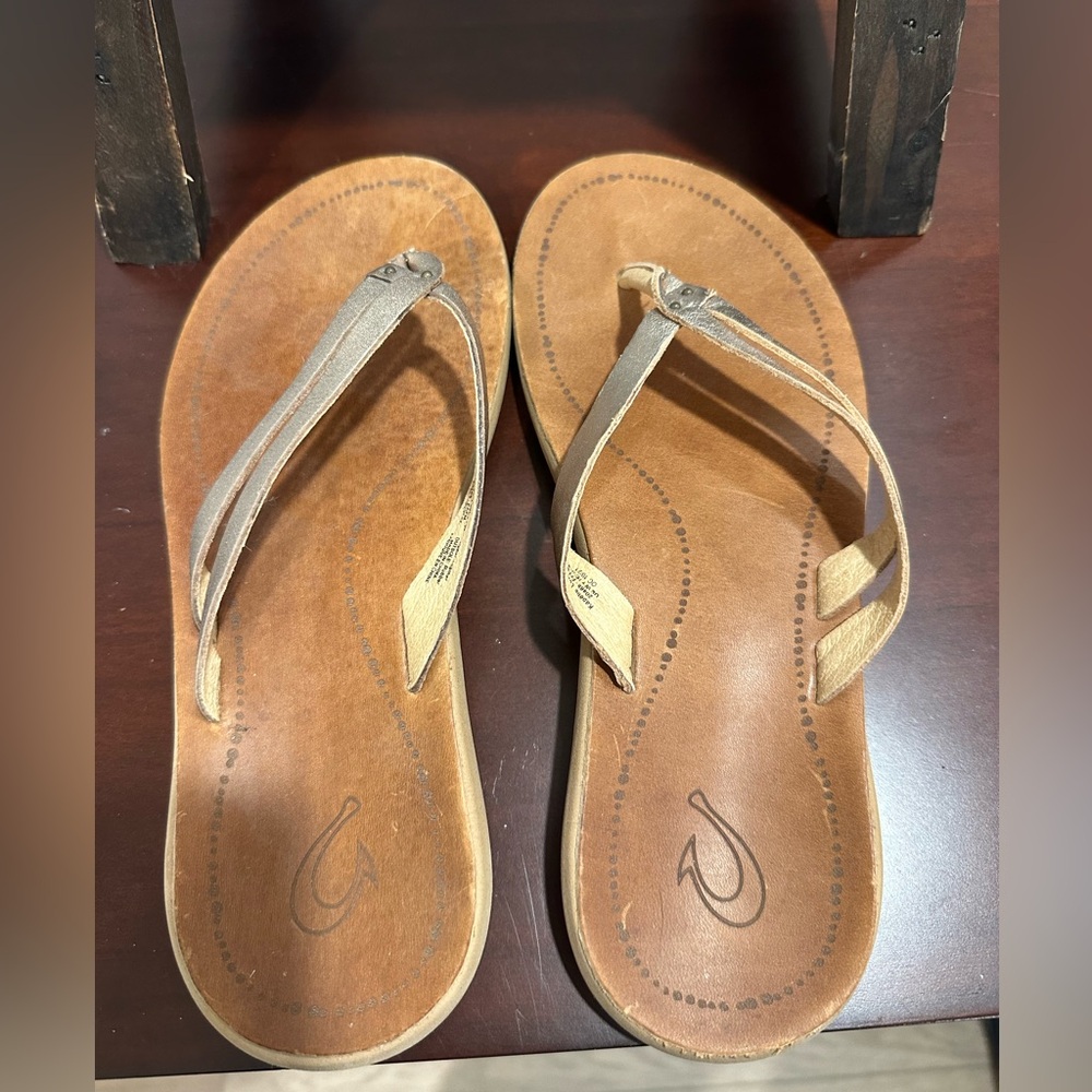 OluKai kepehe luana gold Leather  Women's Flip Flop Sandals - Women’s size 7